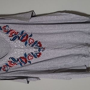 Embroidered short sleeve tee shirt